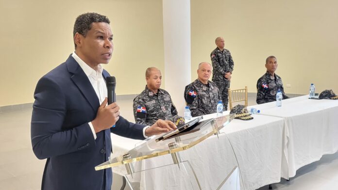 Raymond Pozo trasmite mensaje sobre superación a agentes de la Policía