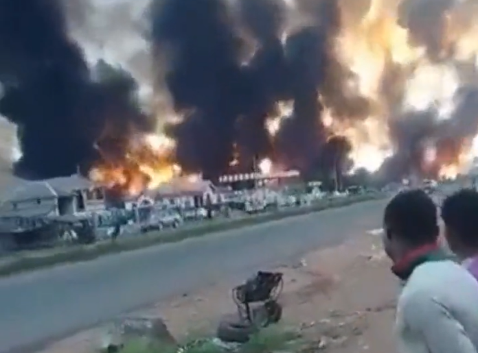 Varias personas mueren calcinadas al explotar camión cisterna con gasolina en Nigeria