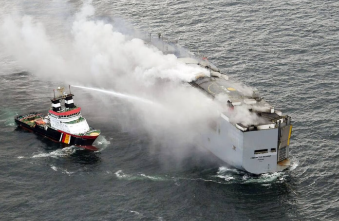 Video: Al menos un muerto tras incendio de un carguero con casi 3.000 autos frente a costas de Países Bajos