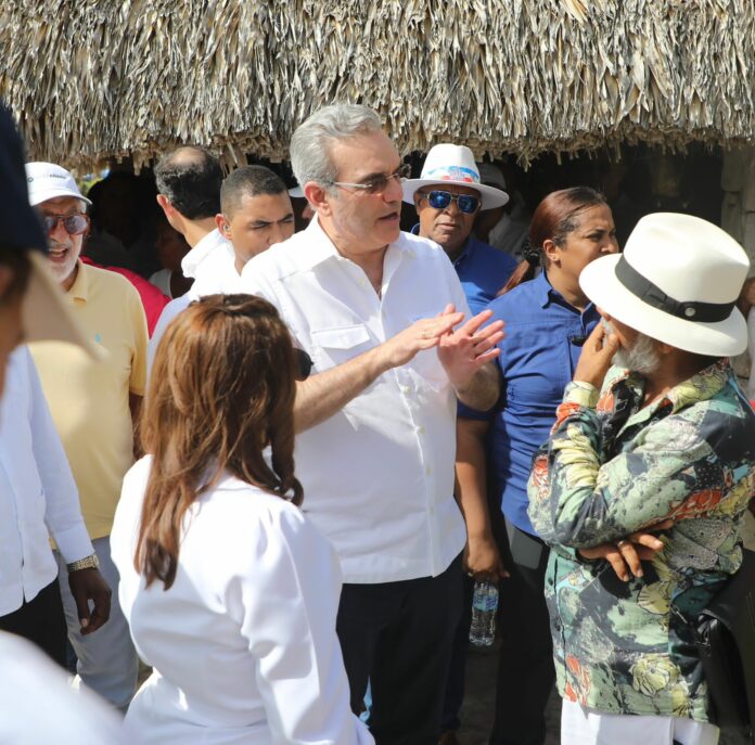 Abinader visita Isla Saona, donde se realiza inversión de 600 millones de pesos