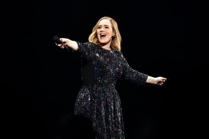 Adele quiere que dejen de arrojar cosas durante los conciertos