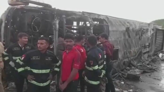 Al menos 25 muertos al incendiarse un autobús en el oeste de la India