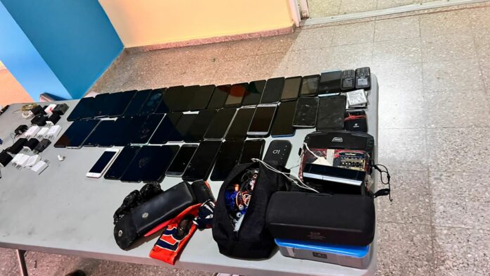 Autoridades intervienen prisiones en Monte Plata y Moca, ocupando más de 40 celulares y casi 50 puñales
