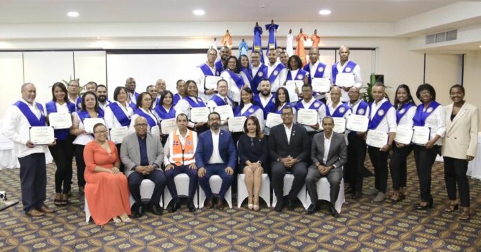 CNE y Defensa Civil gradúan a técnicos del MINERD participaron en diplomado por “Escuelas Seguras”
