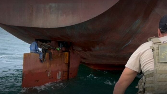 Cuatro migrantes nigerianos llegan a Brasil a bordo del timón de un barco