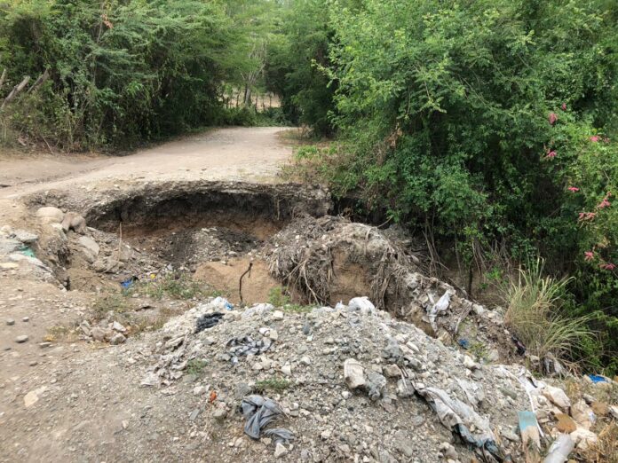 Denuncian mal estado de carretera Tábara-Amiama Gómez en Azua