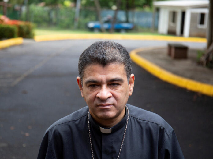 Devuelven a la cárcel al obispo nicaragüense Rolando Álvarez tras negarse a ser exiliado