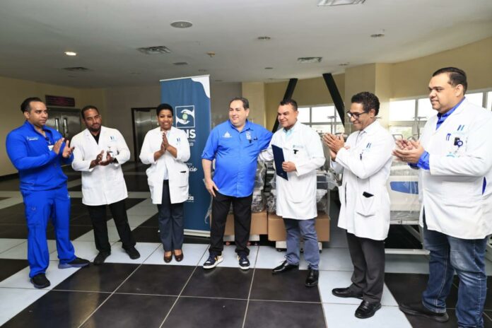 Director del CNS entrega nuevas camas hospital Ney Arias Lora