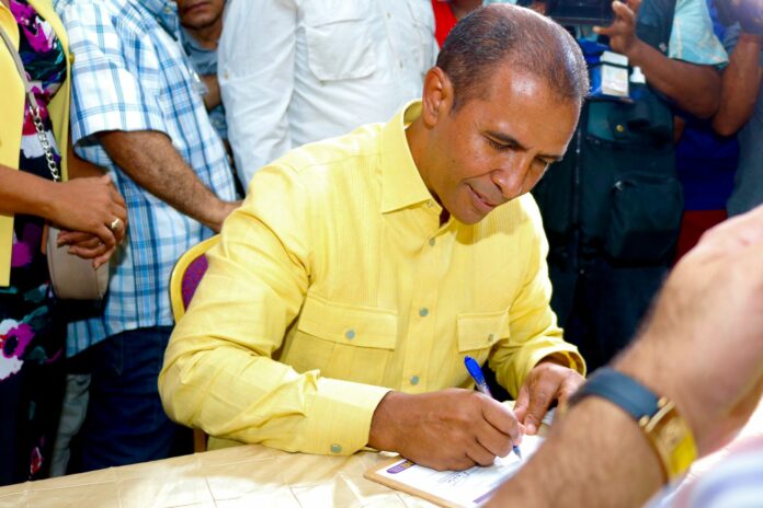 Domingo Contreras inscribe candidatura, “hoy se inicia el camino de la derrota del PRM en el DN”