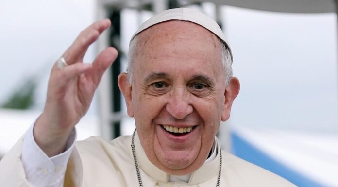El Papa nombra a obispo argentino, autor de libro sobre besos, para encabezar cargo en el Vaticano