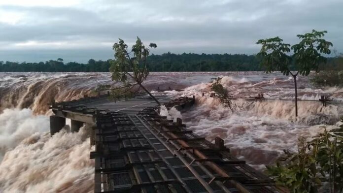 En Brasil: Cierran Cataratas del Iguazú por la crecida del ríos