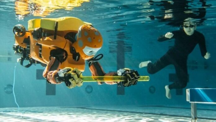 Escultura de un robot de más 2 metros se suma a un parque de buceo en Florida