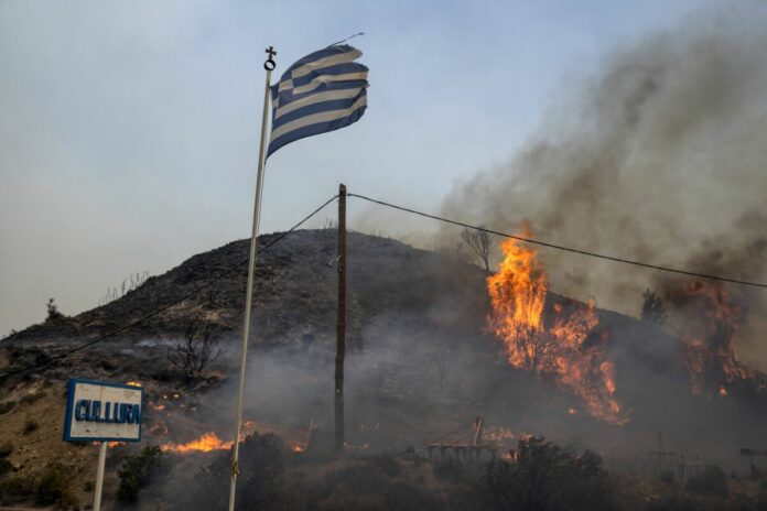 Grecia ordena nuevas evacuaciones mientras los incendios toman fuerzas