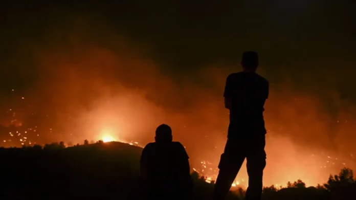 Incendios en Grecia: evacúan a decenas de miles de turistas de Rodas y Corfú