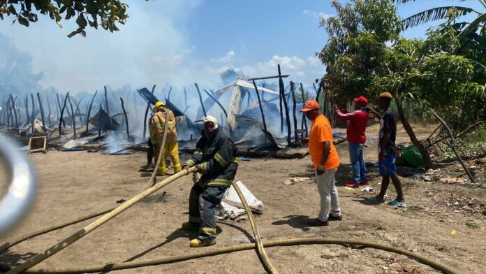 Investigan causas incendio destruyó pensión en Montecristi