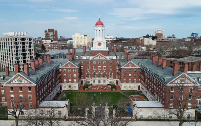 Investigan política de Harvard de dar trato preferencial en admisiones