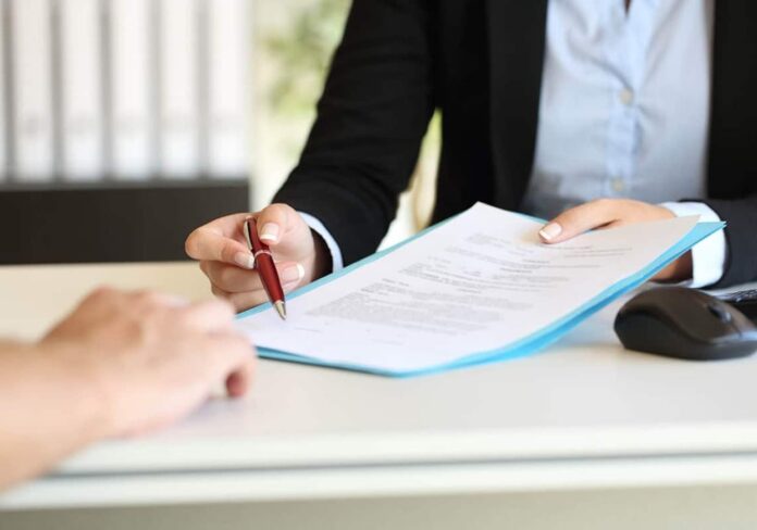 Médicos buscan homologar títulos para especialidad en España y son estafados