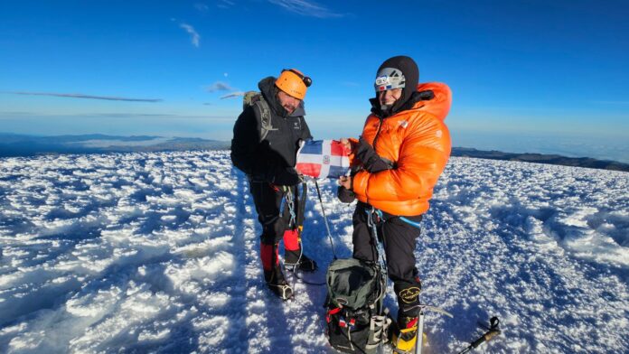 Montañista dominicana escala el Chimborazo, la montaña más alta de Ecuador