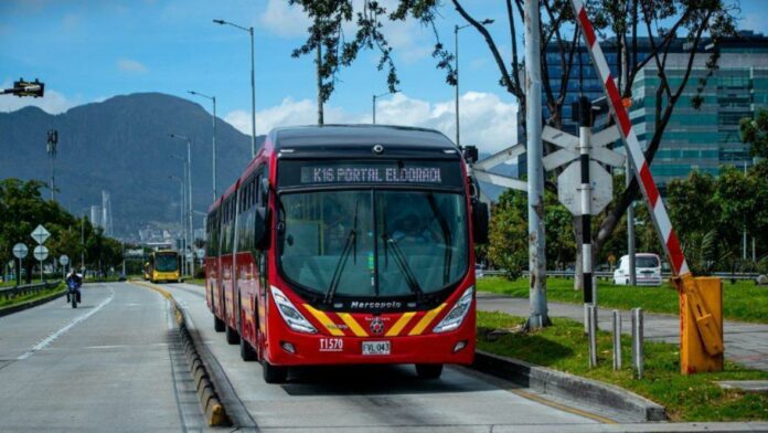 Muere joven tras caer de autobús en movimiento en medio de un atraco en Bogotá