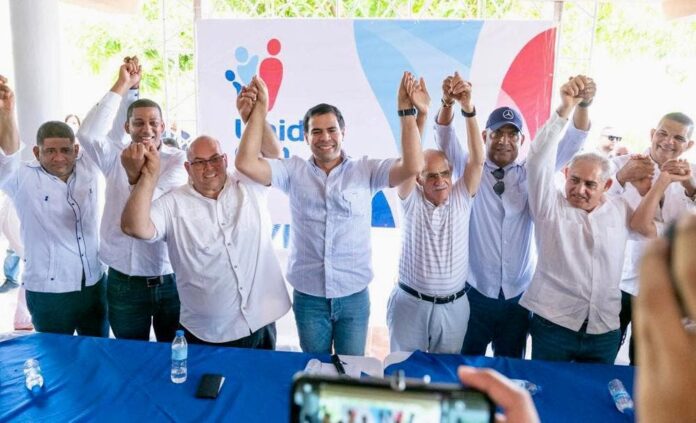 Roberto Ángel juramenta al exgobernador de Valverde y director operativo de campaña de Abel Martinez