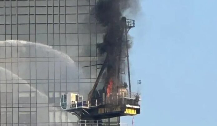 Seis heridos en aparatoso accidente al derrumbarse una grúa en NY