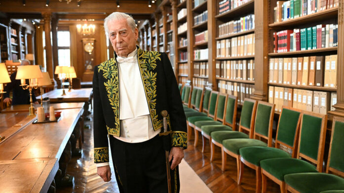 Vargas Llosa recibe el alta hospitalaria tras recuperarse por segunda vez de covid-19