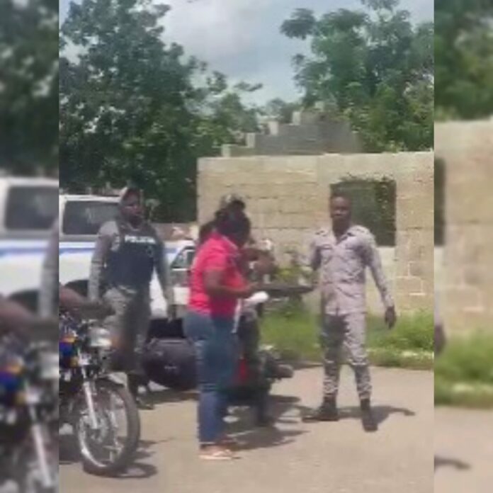 Video: Agresión entre agente policial y mujer tras incidente en Bayaguana