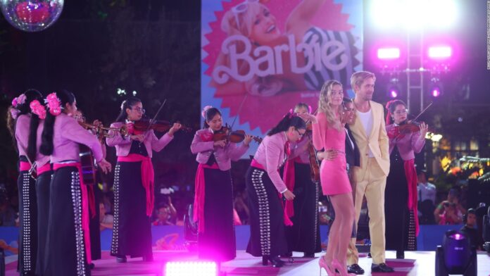 "Barbie Mariachis" le dan la bienvenida al elenco de Barbie en México
