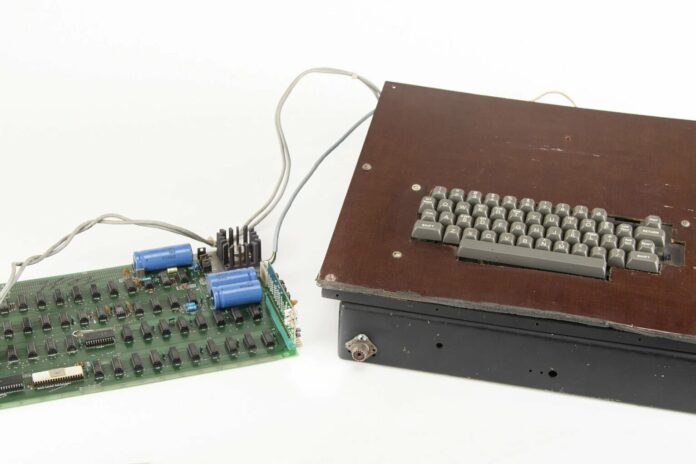 Subastan computadora con la que inició el imperio Apple