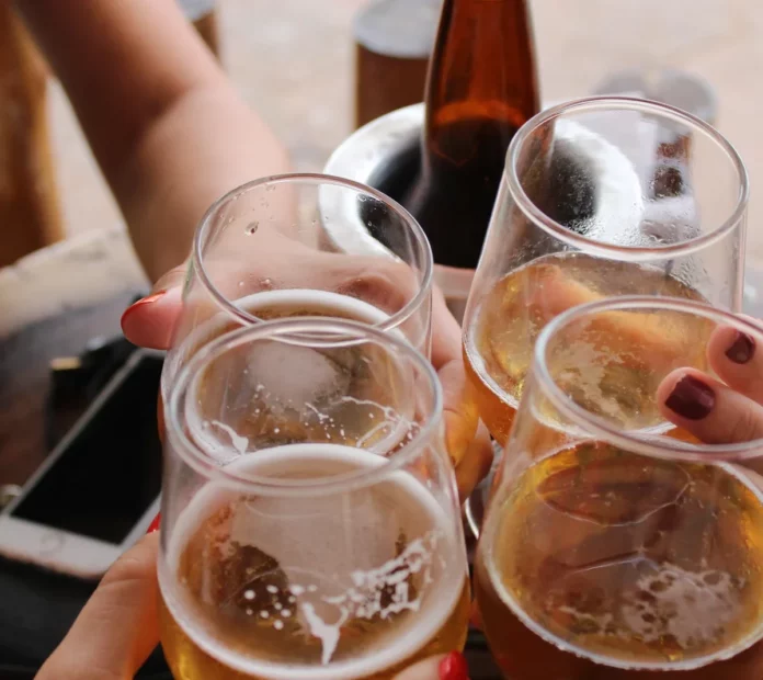 El consumo de alcohol durante la menopausia puede elevar el riesgo de enfermedades graves