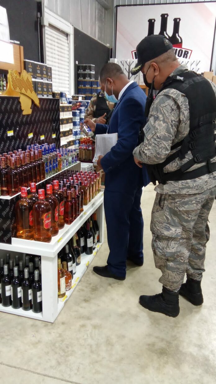 Arrestan a miembros de una organización criminal acusados de distribuir bebidas alcohólicas adulteradas y vencidas