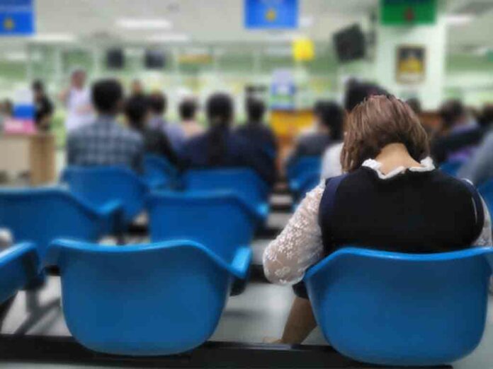 La lista de espera de la sanidad inglesa marca un récord de 7,6 millones de personas