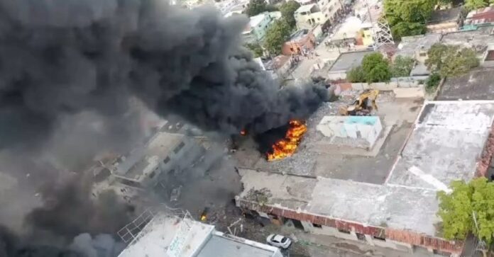 Explosión en San Cristóbal: Bombero dice residentes deben evacuar la zona