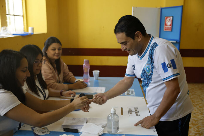 Los centros de votación cierran en Guatemala para empezar conteo de papeletas