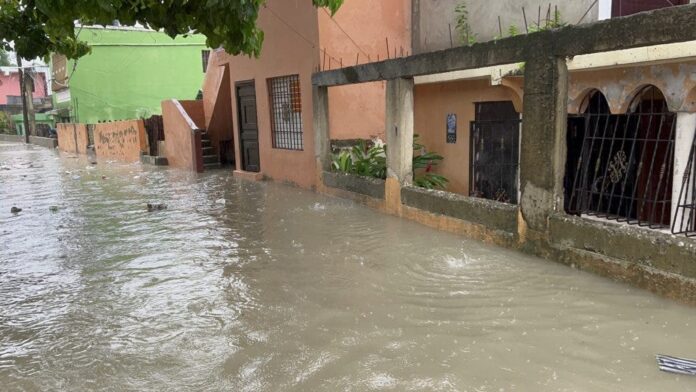 Tormenta Franklin se mueve sobre República Dominicana con lluvias torrenciales