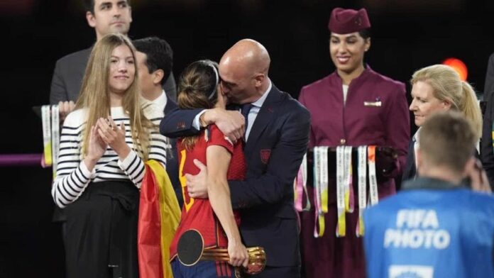 FIFA suspende a Luis Rubiales tras beso no solicitado a futbolista