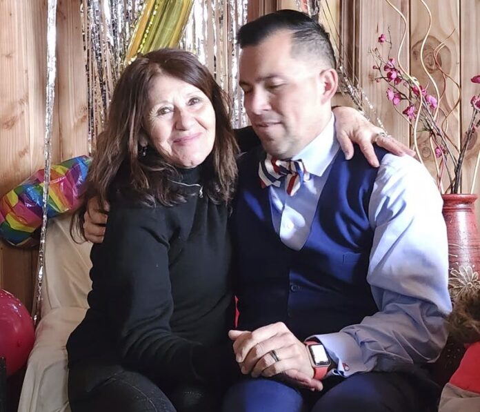 ¡42 años después! Hombre robado al nacer abraza a su madre