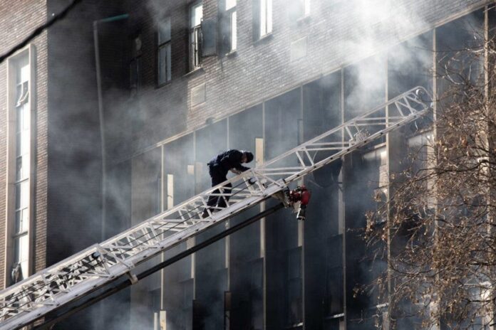 73 muertos en incendio de un edificio en Sudáfrica