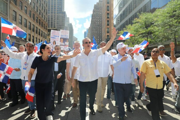 Abinader encabeza Desfile Dominicano de Manhattan; recorre la Sexta Avenida ovacionado por la multitud