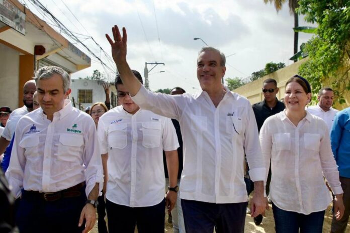 Abinader supervisa trabajos canalización y saneamiento cañada Las 800 del sector Los Ríos