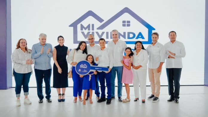 Abinader y Mived entregan 64 nuevas viviendas en Los Salados, Santiago