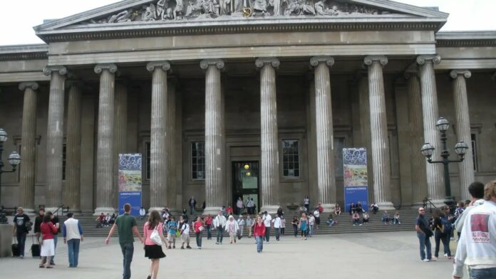 Apuñalan hombre cerca del Museo Británico, en Londres