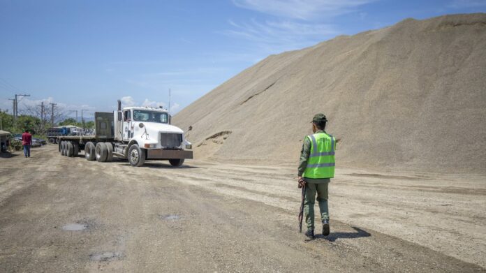 Autoridades realizan operativo de fiscalización de minas y empresas de agregados en Navarrete