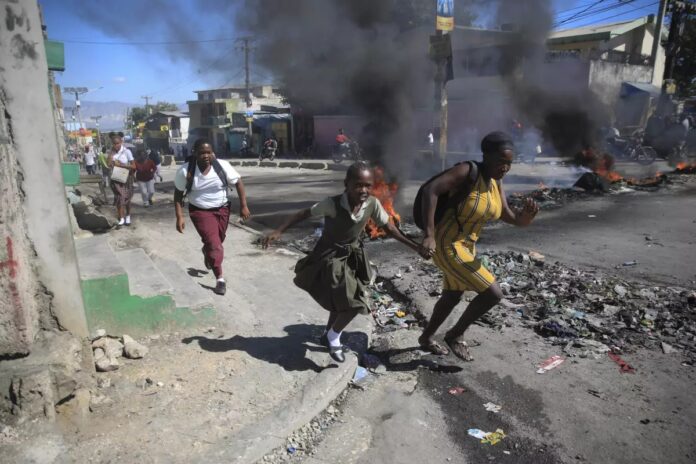 Bandas ponen de rodillas a Haití, que aguarda por una intervención internacional