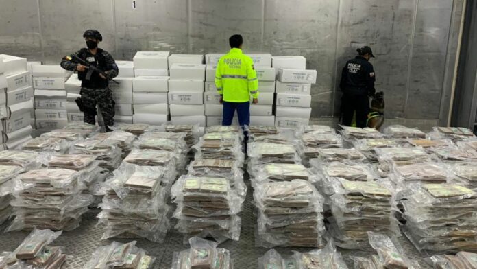 Capturan dos personas e incautan 414 bloques de drogas en Ecuador