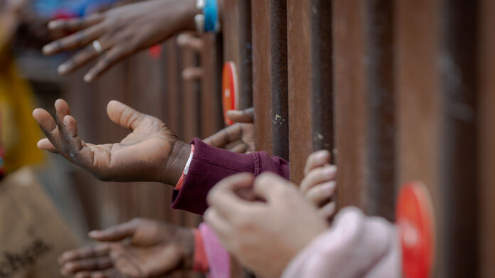 Centenar de migrantes inician un ayuno en Tijuana para reclamar citas de asilo en EE.UU.