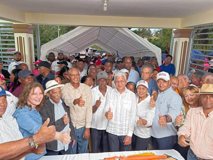 De los Santos juramenta en el PRM al expresidente del PLD en Cotuí