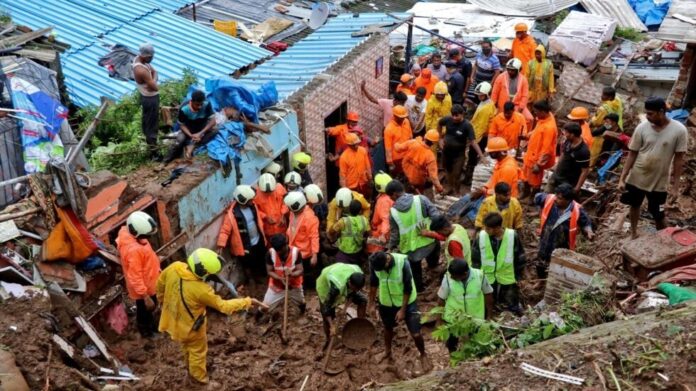 Deslizamiento de tierra derrumba edificios y decenas de hogares en la India