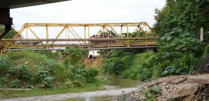 Diputado advierte antiguo puente de La Vega está en peligro de colapsar ante paso de Franklin