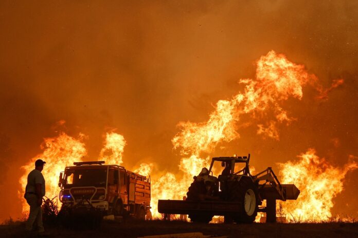 Dos grandes incendios en Portugal provocan tres heridos leves y un centenar de evacuados